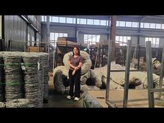 Verpakking van prikkeldraad bovenop anti-klimheining