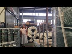 Verpakkingsmethode van prikkeldraad dat op de bovenkant van 3D-heining wordt gebruikt