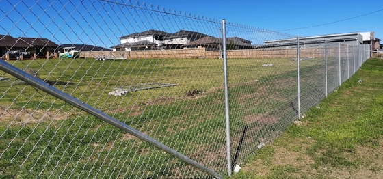 Corrosiebestendig Duurzaam Warm gedoopt gegalvaniseerd Cyclone Mesh Stof Keten Link hek Voor sportfaciliteiten