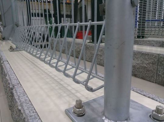 Driehoek Zwart Staal Buigen Roll Top Fence Thermisch verzinkt