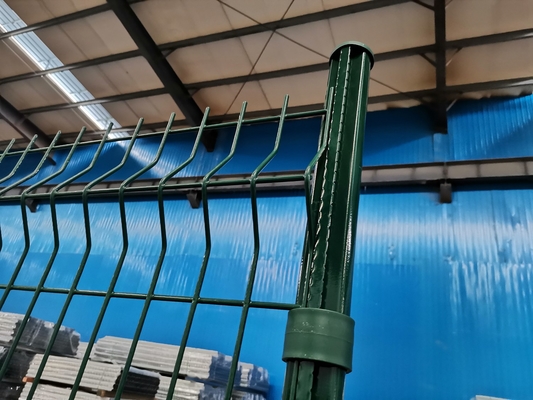 Tuin PVC bedekt met V buigend 3D gebogen gelast draad gaas hek Buiten metalen 3D hek paneel met perzikvormige post