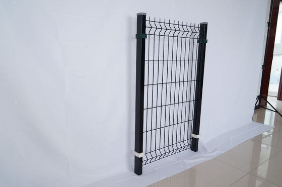 Tuin PVC bedekt met V buigend 3D gebogen gelast draad gaas hek Buiten metalen 3D hek paneel met perzikvormige post