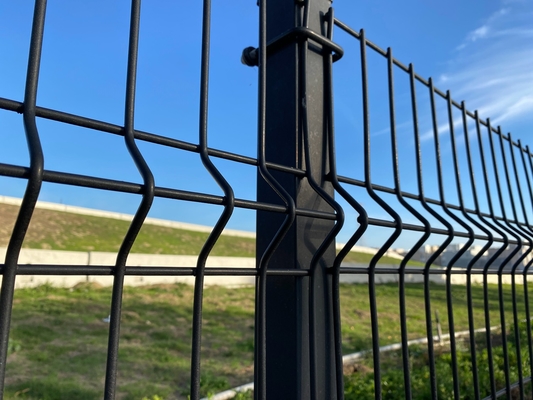 Tuin PVC bedekt met V buigend 3D gebogen gelast draad gaas hek Buiten metalen 3D hek paneel met perzikvormige post