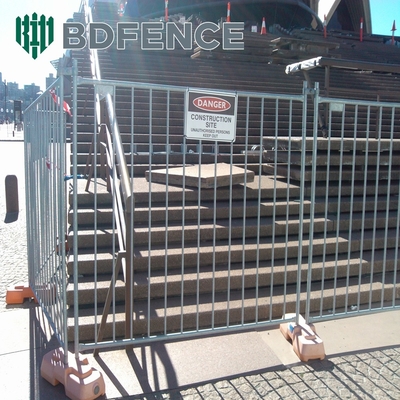 Poederbedekte 3D-modellering Crowd Barrier Fencing 1.8m hoogte