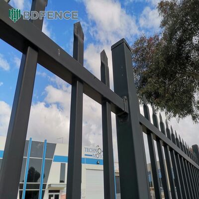 Aanpasbare buisvormige stalen hekpanelen met roestwerende coating en poedercoating voor corrosiebestendige buitensecurity