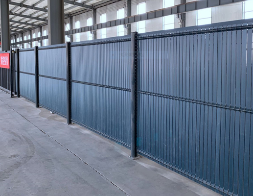 1,8 Meterhoogte 3d Gelast Mesh Fencing Aging Resistant Wire met Plastic Comité