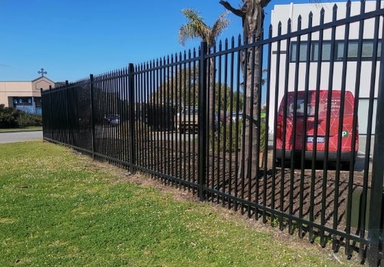 Australische standaard buisvormig hek geperst speer top beveiliging staal pikket garnizoen hek