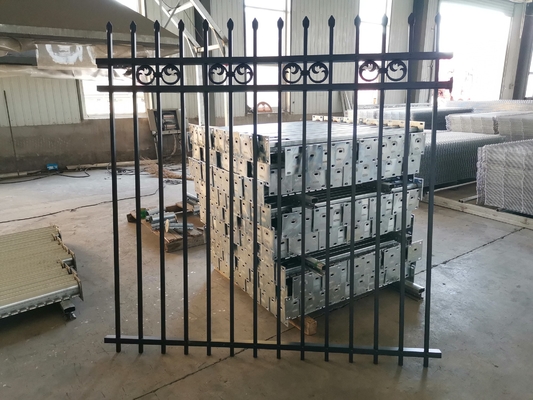Tuin staal hek met zwarte speer top gegalvaniseerde buisvormige stalen panelen 2.4mL x 2mH